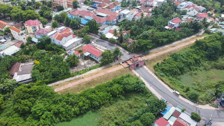 Di tích thành cổ đã được cắt cỏ, dọn vệ sinh. Ảnh: XUÂN HOÁT Diên Khánh.jpg