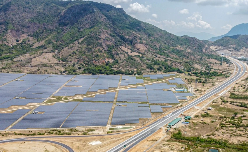 Một góc dự án Nhà máy Điện mặt trời Sông Giang tại TP Cam Ranh, tỉnh Khánh Hòa. Ảnh: XUÂN HOÁT