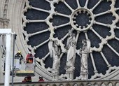 Vụ cháy Nhà thờ Đức Bà Paris: Lỗi do công nhân hút thuốc? ảnh 2 Cảnh sát thẩm tra công nhân tu bổ Nhà thờ Đức Bà trước vụ cháy