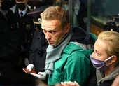 VIDEO: Ông Navalny bị cảnh sát Nga áp tải rời sân bay ảnh 1 Ông Navalny vừa quay về Nga đã bị bắt ngay tại sân bay