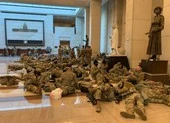 Đệ nhất Phu nhân Mỹ thăm và tặng bánh cho Đội Vệ binh Quốc gia ảnh 2 Điện Capitol 'hóa' doanh trại khi Vệ binh quốc gia ngủ la liệt