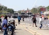 Người biểu tình Myanmar tưởng niệm một người chết vì trúng đạn ảnh 2 Cảnh sát Myanmar bắn đạn thật, ít nhất 7 người thương vong