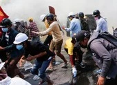 Myanmar: Hàng trăm người biểu tình được cảnh sát trả tự do ảnh 4 Cảnh sát Myanmar khám xét nhà dân, cấm truyền thông đưa tin