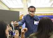 Thái Lan: Biểu tình bùng phát dữ dội trước hoàng cung ảnh 2 Bị hỏi khó, thủ tướng Thái Lan xịt nước rửa tay vào phóng viên
