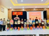 Chủ tịch Trần Thanh Mẫn tặng quà cho hộ nghèo tại Sóc Trăng ảnh 2 Báo Pháp Luật TP.HCM chung tay tặng quà tết cho người nghèo
