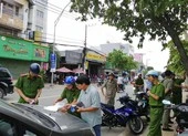 Cần Thơ ra quân lập lại trật tự đô thị ảnh 3 Công an phường Trường Thọ ra quân xử lý lấn chiếm vỉa hè