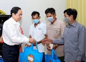 Hậu Giang: Khánh thành nhà máy điện mặt trời 700 tỉ ảnh 4 Ông Trần Thanh Mẫn tặng quà Tết ở Cần Thơ, Hậu Giang