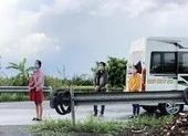 Xe đi luồng xanh chở thuê người từ Bình Dương về Hậu Giang ảnh 2 Đeo khăn tang giả để 'thông chốt' kiểm dịch COVID-19