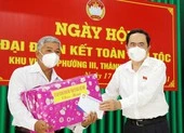 Ông Trần Thanh Mẫn thăm và tặng quà bà con nghèo ở Hậu Giang ảnh 2 Phó Chủ tịch Quốc hội Trần Thanh Mẫn dự ngày hội đại đoàn kết ở Hậu Giang