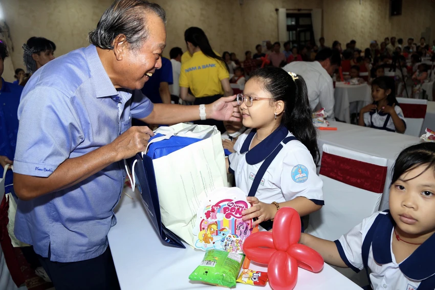 Ông Trương Hòa Bình, nguyên Phó Thủ tướng Thường trực Chính phủ, Chủ tịch danh dự của chương trình “Cùng ngư dân thắp sáng đèn trên biển” tặng quà cho các trẻ em nghèo tỉnh Bạc Liêu. Ảnh: HOÀNG GIANG bac-lieu-11.jpg