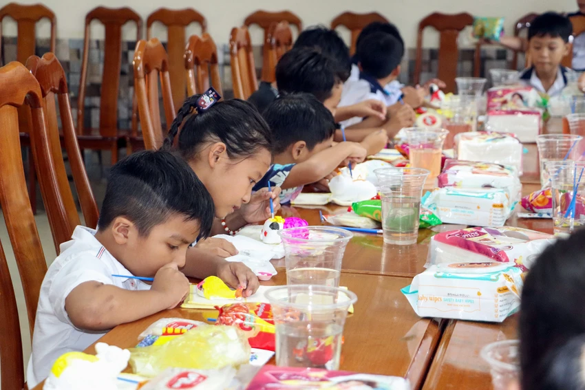 Các em rất vui khi được chơi tô tượng, vẽ tranh, làm lồng đèn giấy. Ảnh: CHÂU ANH bac-lieu-7.jpg