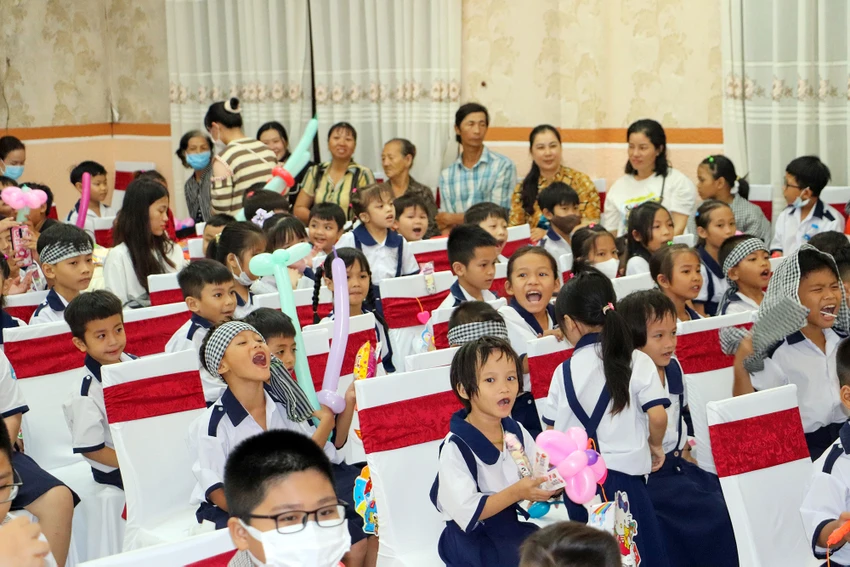Sau khi chơi các trò chơi, các em được xem các tiết mục văn nghệ, xiếc. Ảnh: CHÂU ANH bac-lieu-9.jpg