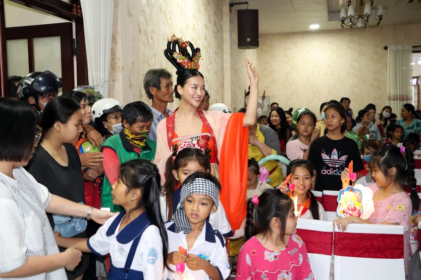 Hoa hậu Trái đất 2018 Nguyễn Phương Khánh, đại sứ của chương trình “Cùng ngư dân thắp sáng đèn trên biển” hóa thân thành nhân vật chị Hằng vui trung thu cũng các em. Ảnh: CHÂU ANH IMG_2204.jpg