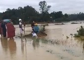 Nam sinh lớp 9 mưu trí khi lao ra lũ dữ cứu hai em lớp 6 ảnh 2 Lao xuống lũ dữ cứu người, 2 anh em mất tích