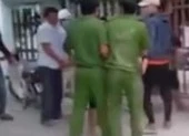 Múa đao đập phá, chống đối làm cảnh sát bị thương ảnh 2 Đã đánh bạc còn bẻ gãy biển phù hiệu công an