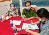 Phải đeo khẩu trang mới cho lên xe buýt ảnh 2 Phạt hàng chục người không đeo khẩu trang ở quận 1, Bình Tân