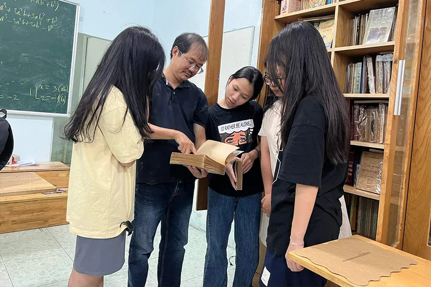 Sưu tầm sách không chỉ bổ sung kiến thức mà còn là niềm đam mê của thầy Lê Tấn Tri. Ảnh: QUỐC HƯƠNG ảnh 1 w-P13-IMG_20231016_170552.jpg