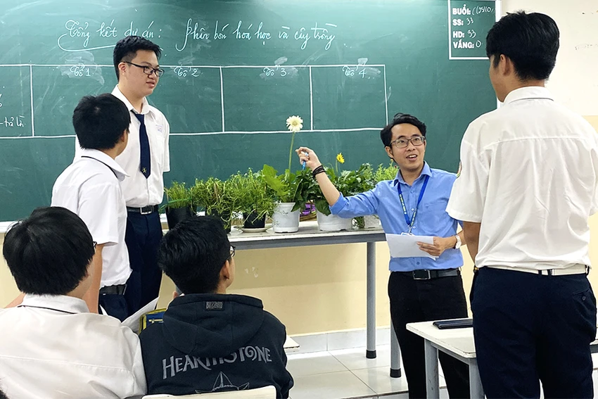 Học sinh lớp 11 Trường THPT Nguyễn Hiền, quận 11 trong tiết học hóa. Ảnh: PHẠM LÊ THANH