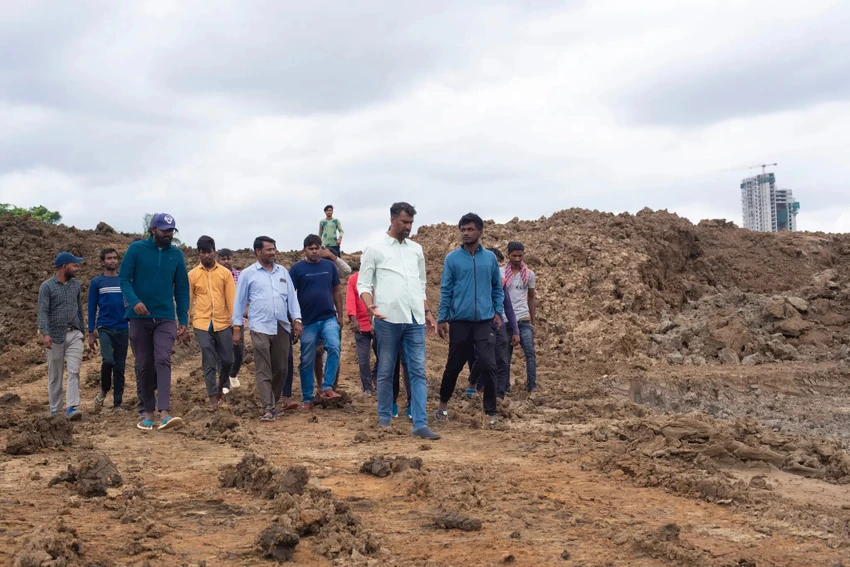 Ông Malligavad và các cộng sự tại một dự án cải tạo hồ nước ở TP Bengaluru (Ấn Độ). Ảnh: THE NEW YORK TIMES ảnh 2 22india-anand-profile-03-tgcp-superJumbo.jpg