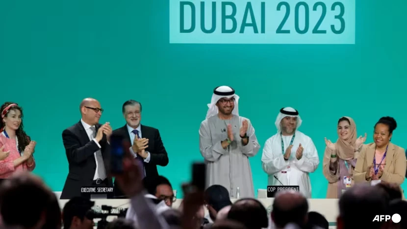Chủ tịch Hội nghị COP28 - ông Sultan Al Jaber (giữa) và các đại biểu tại phiên bế mạc hội nghị. Ảnh: AFP e6bf7b838452d757b8207f3b2e1328ffd5265351-8115.jpg
