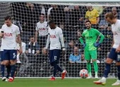 HLV Moyes thay người không hối hận, Ronaldo nuối tiếc vì mất phạt đền ảnh 5 'Tottenham đá kém hơn trẻ lên 5'