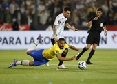 Zidane bị vợ ngăn cản, không cho về Man United ảnh 1 Messi: 'Đá bóng gì như đấu võ đài'