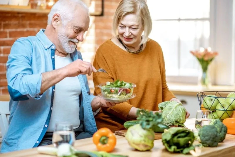 Ăn nhiều trái cây và rau quả có thể làm giảm huyết áp. Ảnh: Shutterstock. ảnh 1