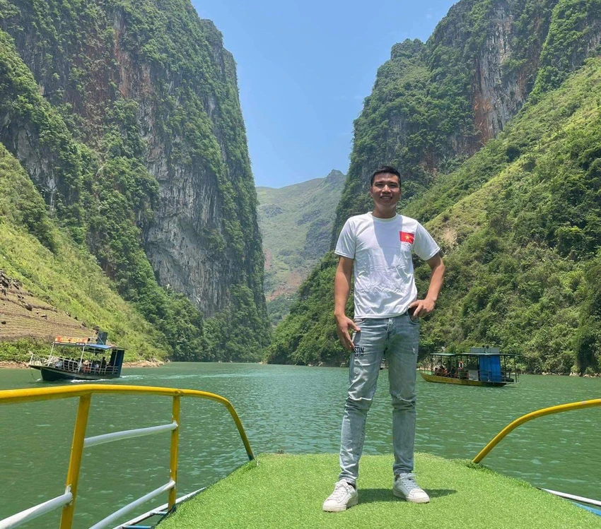 Du khách thích thú check in bên dòng sông Nho Quế. Ảnh: PHƯƠNG LÊ ảnh 1 Du-khach-can-nhac-khi-toi-song-nho-que 1-ha-giang-1.jpg