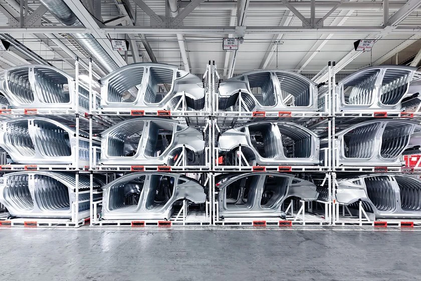 Tesla sẽ đồng thời tạo ra các cụm lắp ráp phụ lớn của một chiếc ô tô trước khi ghép chúng lại với nhau. Ảnh: Carbuzz. ảnh 3 Tesla -cati giam -chi -phi-san -xuat-de- giam-gia- xe -dien-3.jpg
