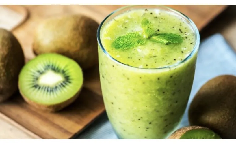 Kiwi là nguồn cung cấp vitamin C và E tuyệt vời, cả hai đều được biết đến với đặc tính chống oxy hóa. Ảnh: Boldsky. ảnh 4 5-loai-nuoc-ep-trai-cay-giup-giam-dau-dau-va-met-moi-2.jpg