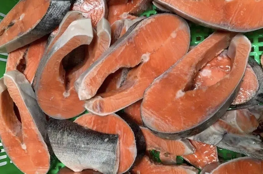 Tiêu thụ thực phẩm giàu omega-3 để giúp cân bằng tình trạng viêm quá mức trong cơ thể. Ảnh: PHƯƠNG LÊ. Long-khuyen-ve-che-do-an-uong-khi-da -bi-kho-va-ngua-theo-mua-1.jpg