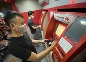 Thực hư 'khai tử' thẻ ATM từ sau ngày 31-12 ảnh 1 Đổi sang thẻ ATM gắn chip để chống mất cắp dữ liệu