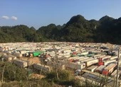 Hải quan họp báo khẩn vụ hàng Việt mắc kẹt ở cửa khẩu phía Bắc ảnh 1 4.000 container hàng Việt đang mắc kẹt tại cửa khẩu phía Bắc