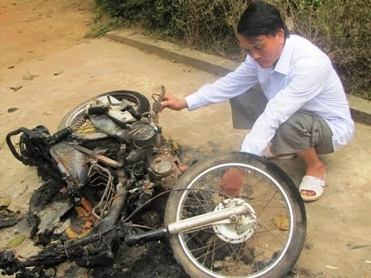 Xe máy của cán bộ bị đốt Xe máy của cán bộ bị đốt