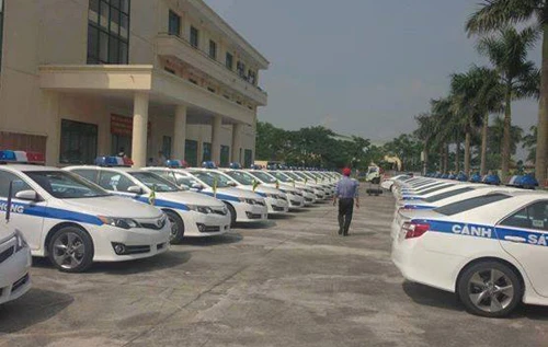 Camry nhập Mỹ làm nhiệm vụ dẫn đoàn. Ảnh: Facebook. 10468366-526171644177487-77844-6822-4164