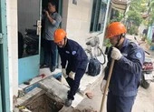 Hàng trăm hộ dân lao đao vì thiếu nước nhiều ngày ảnh 4 Bốn quận ở TP.HCM có khả năng bị cúp nước trong tối nay
