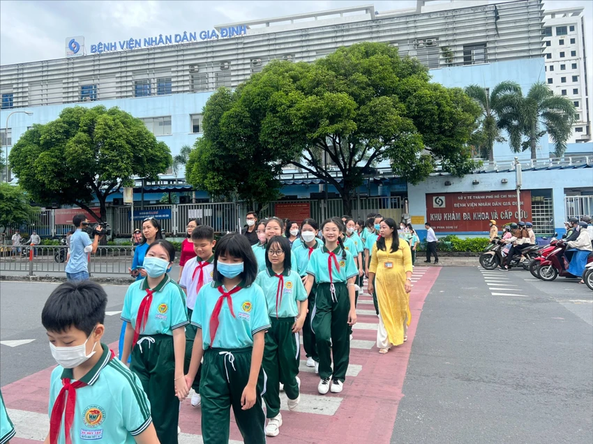 Ban ATGT TP khuyến cáo người dân giảm tốc độ khi đi qua nơi đông người. dibo-antoan.jpg