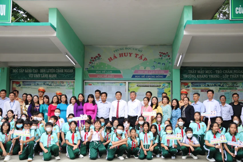 Sau phát động, các trường học trên địa bàn TP cũng sẽ tổ chức hướng dẫn học sinh đi bộ an toàn. dibo-antoan1.jpg