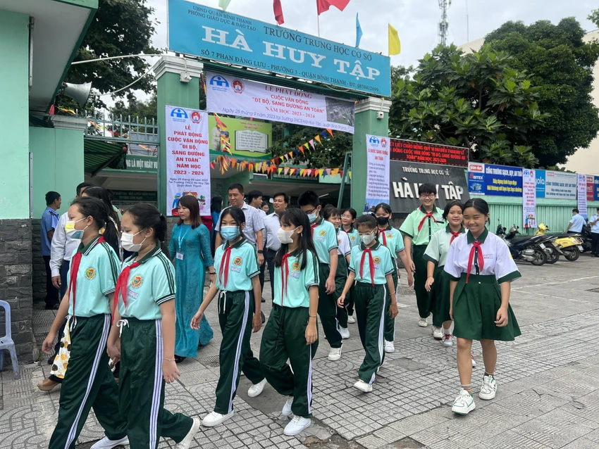 Các học sinh trường Hà Huy Tập đi bộ sang đường trước trường học. dobo-antoan.jpg