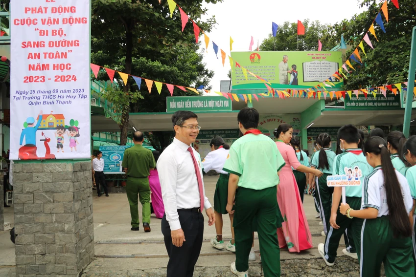 Phó Trưởng ban chuyên trách Ban ATGT TP Nguyễn Thành Lợi hướng dẫn học sinh đi bộ an toàn. dobo-antoan1.jpg