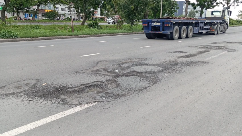 Đường Nguyễn Văn Linh có mật độ phương tiện đi lại rất lớn. nguyen-vanlinh-6.jpg