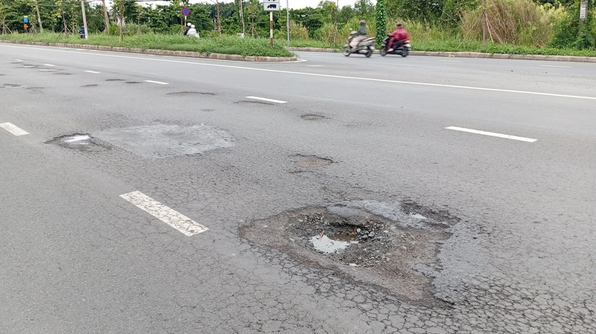 Cả đoạn đường đều bị xuống cấp. nguyen-vanlinh-7.jpg