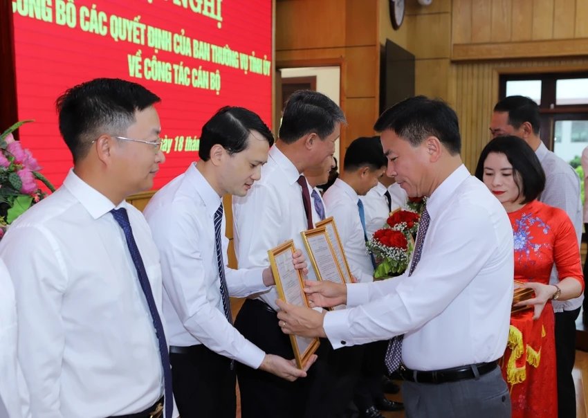 Bí Thư Tỉnh ủy Thanh Hóa Đỗ Trọng Hưng trao quyết định cho các cán bộ được điều động, bổ nhiệm, luân chuyển lần này. Ảnh: MH ảnh 1 Bi-thu-thanh-hoa.jpg