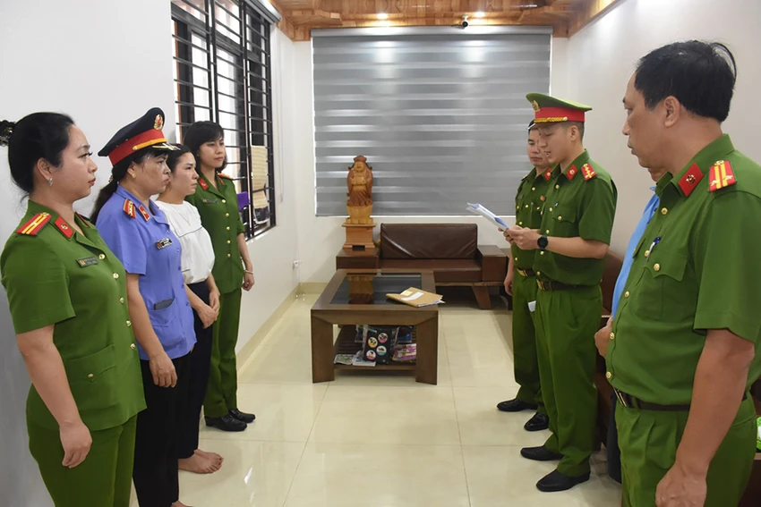Bà Đỗ Thị Dung (38 tuổi), nguyên là kế toán trưởng Cơ sở cai nghiện ma túy số 1 Thanh Hóa bị bắt tạm giam về tội tham ô tài sản. Ảnh: CATH ảnh 2 Do-Thi-Nhung-Tham-O-tai-san.jpg