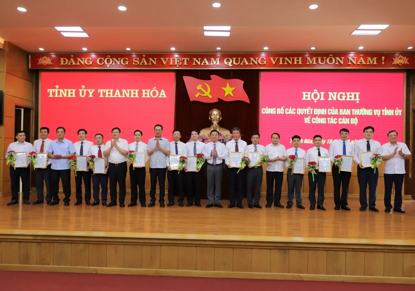 Bí thư Tỉnh ủy Đỗ Trọng Hưng và Phó Bí thư Tỉnh ủy Trịnh Tuấn Sinh chúc mừng các đồng chí cán bộ được điều động, luân chuyển. Ảnh: MH ảnh 2 thanh-hoa-can-bo-chu-chot.jpg