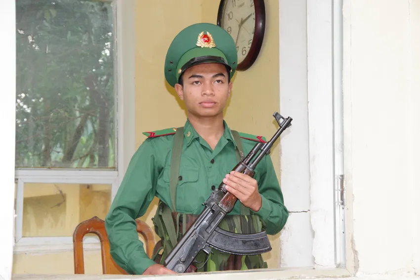Trong gần hai năm nhập ngũ, Lệ luôn thực hiện xuất sắc mọi nhiệm vụ được giao. Ảnh: B.T ảnh 2 nguoi-ruc-dau-tien-trung-tuyen-truong-trung-cap-24-bien-phong-2.jpg