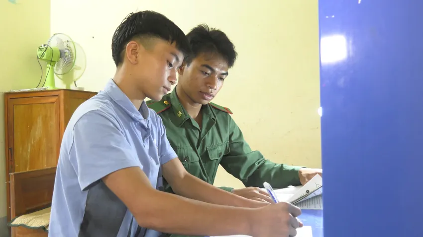 Lệ được giao hỗ trợ "Em nuôi biên phòng" trong quá trình thực hiện nghĩa vụ. Ảnh: B.T ảnh 1 nguoi-ruc-dau-tien-trung-tuyen-truong-trung-cap-24-bien-phong.jpg