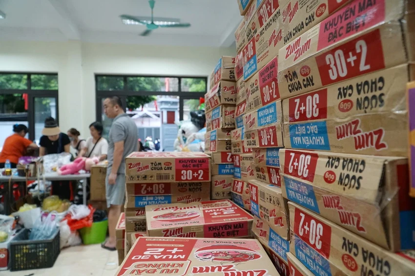 Những phần quà bằng hiện vật đã sẵn sàng để chuyển tới 45 hộ gia đình trong khu chung cư mini gặp nạn. (Ảnh: Phi Hùng – PLO) ảnh 2 Manulife-chia-se-2.jpg