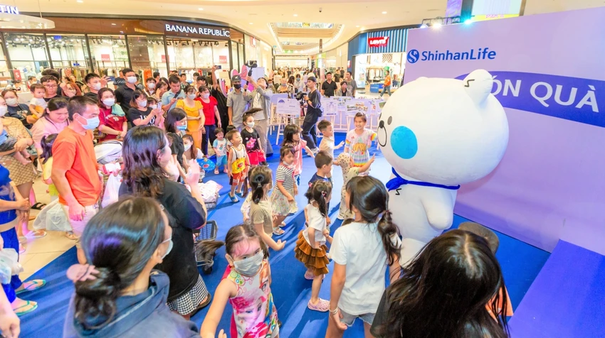Shinhan Life mong muốn mang đến nhiều niềm vui và nâng cao chất lượng cuộc sống khách hàng trên hành trình “Gửi trao diệu kỳ”. ShinhanLife-doi-moi-2.jpg