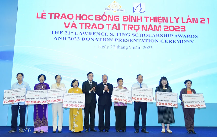 Công ty Phú Mỹ Hưng trao tài trợ học bổng đến các Hội Khuyến học. PLO_BaiPR_PL_PMH-hocbong_H.1.JPG